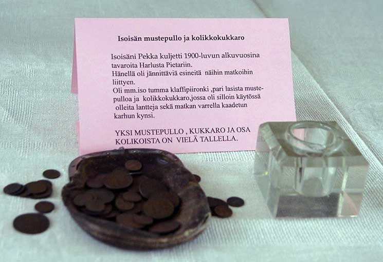 Iso-isän mustepullo ja kukkaro.